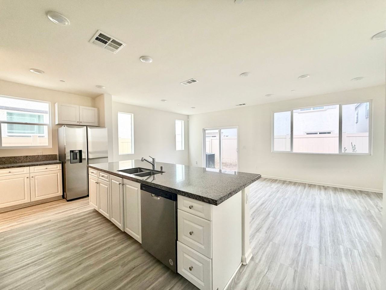 25161 Harmony Ave - Photo 6 of 41