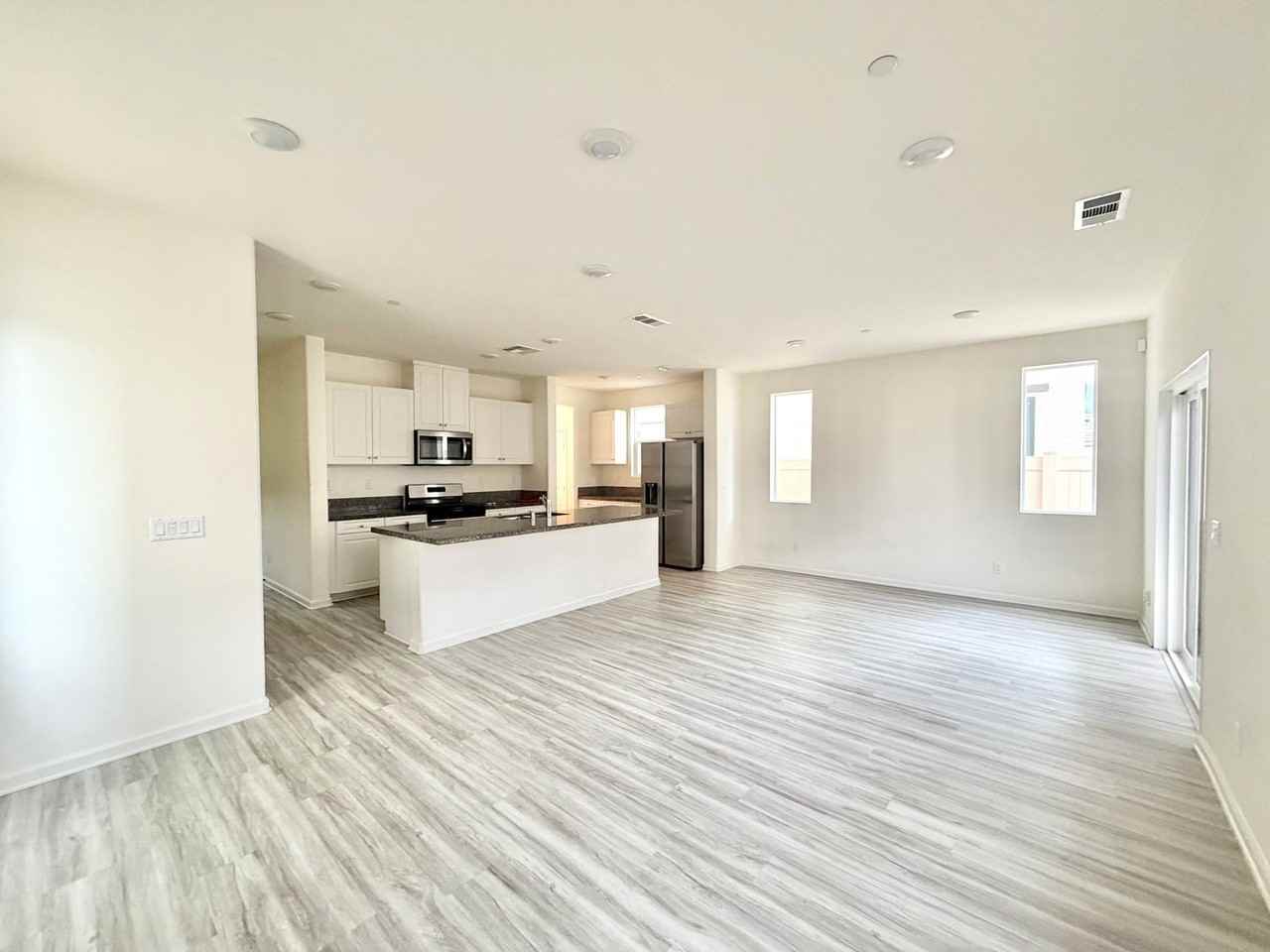 25161 Harmony Ave - Photo 7 of 41