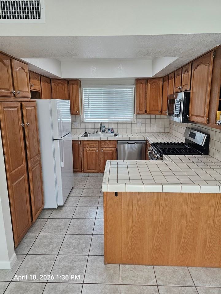 2035 E Kern Ave - Photo 4 of 12