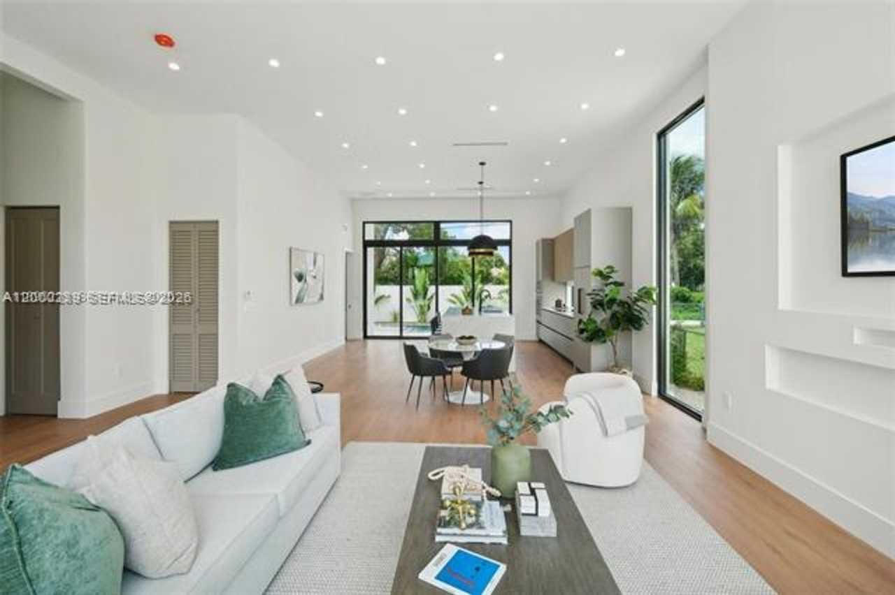 510 Nw 50th St - Photo 3 of 18