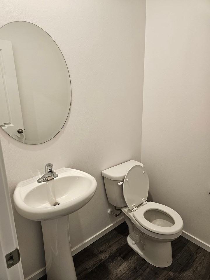 8400 Ostrom Ave Se - Photo 5 of 28