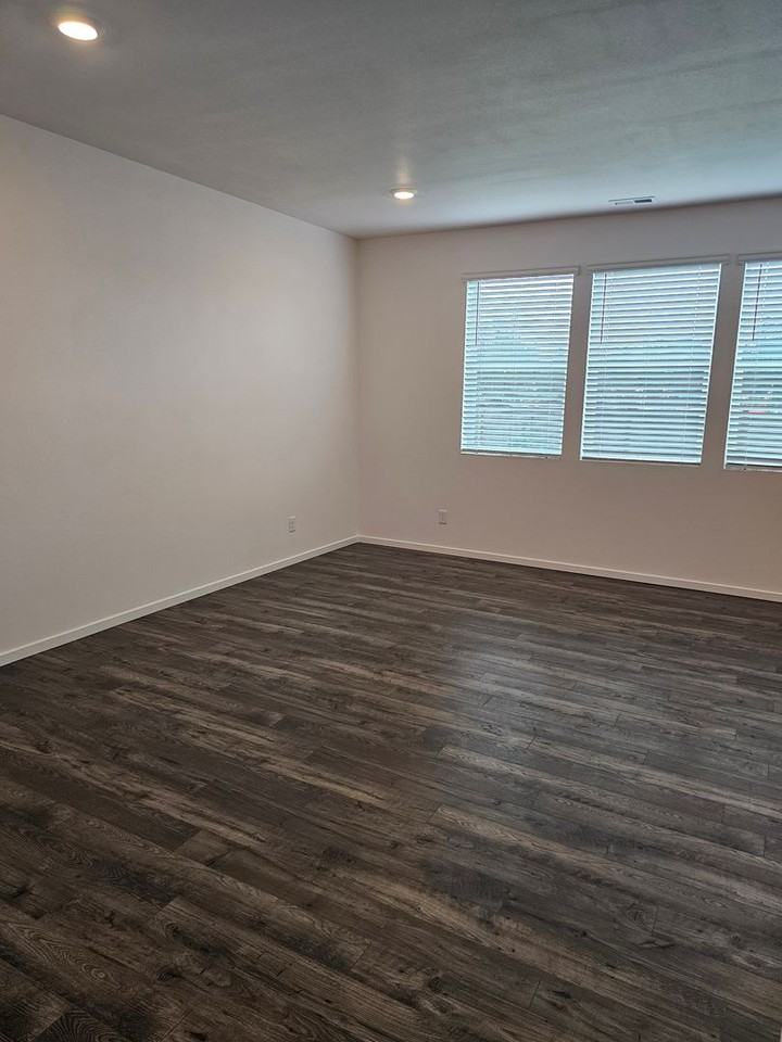 8400 Ostrom Ave Se - Photo 7 of 28