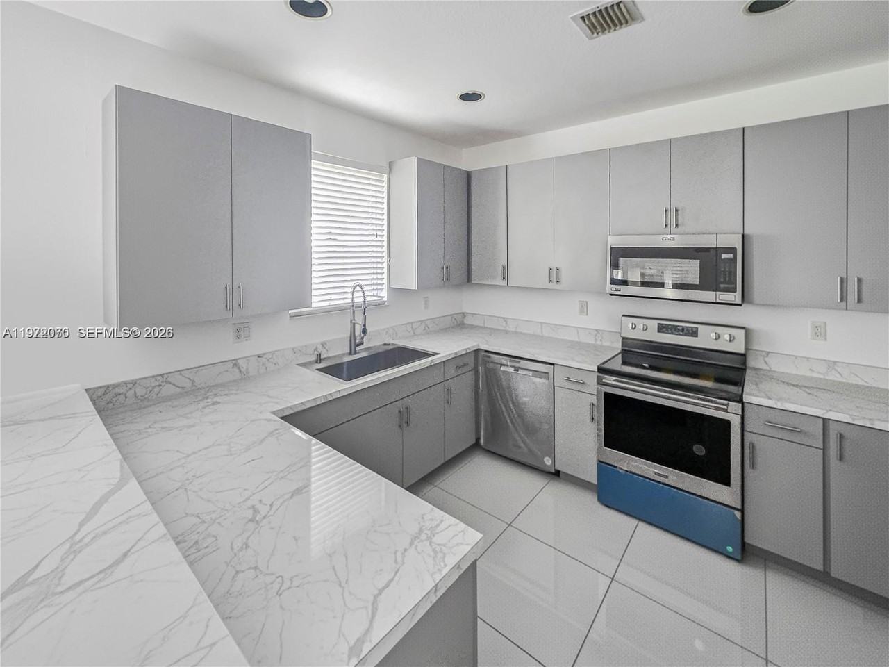 15843 Southwest 139th Street - Photo 4 of 13