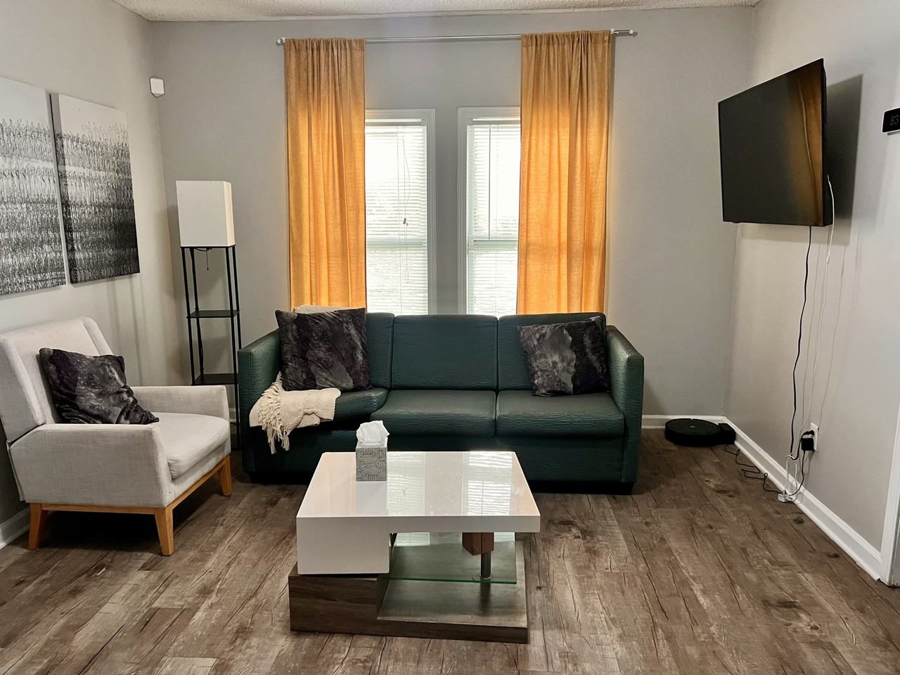 Modern & Eclectic 2BR West Midtown Atlanta - Photo 4 of 14