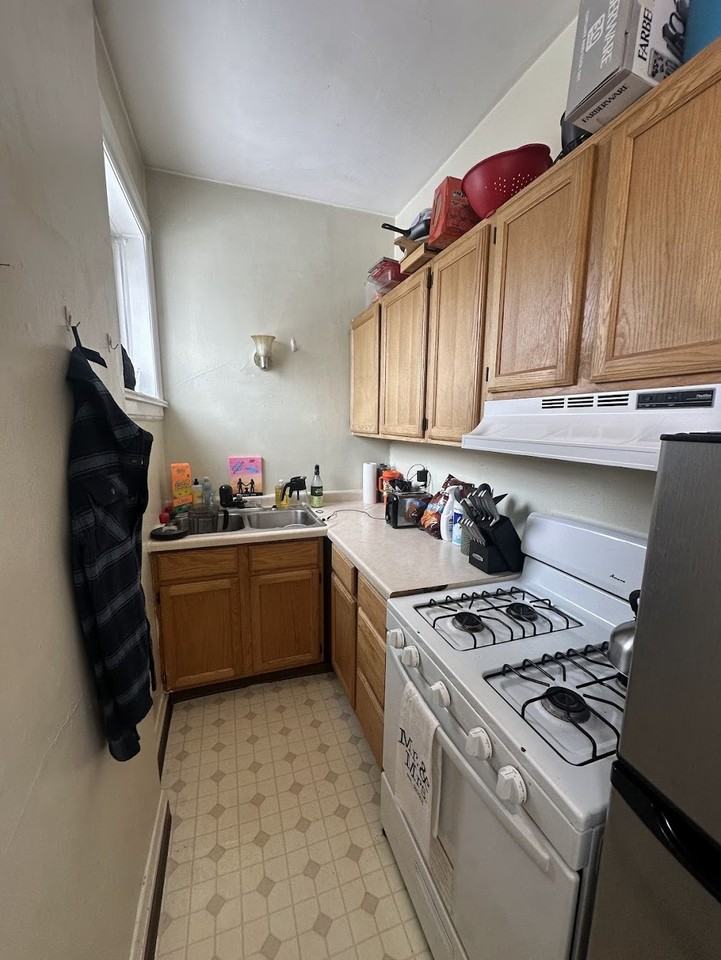 632 E 3rd Street - Photo 5 of 9