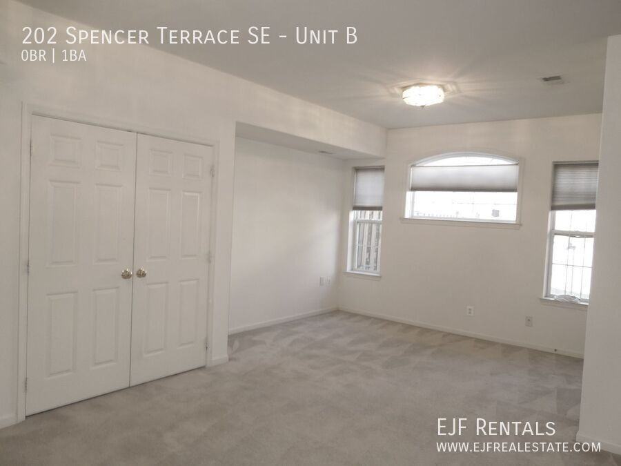 202 Spencer Ter Se #B - Photo 2 of 4
