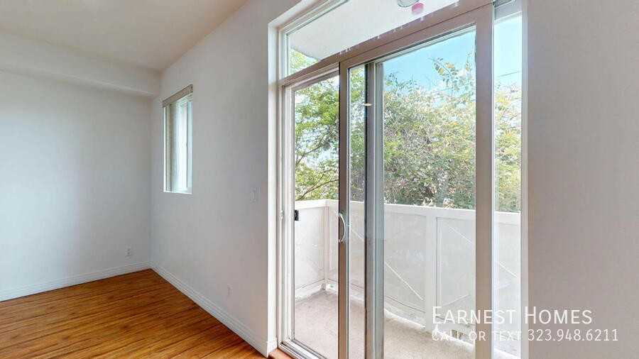 11622 Oxnard St - Photo 4 of 35