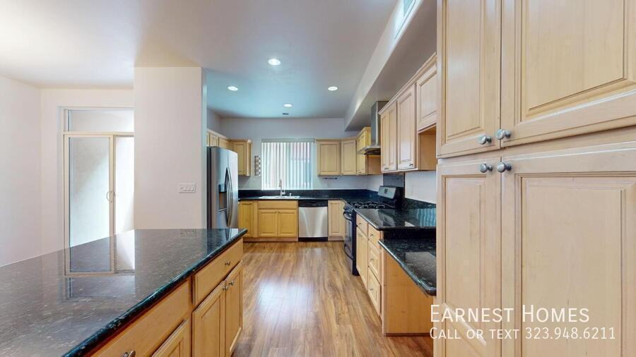 11622 Oxnard St - Photo 6 of 35