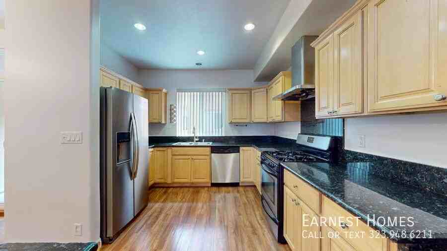 11622 Oxnard St - Photo 7 of 35