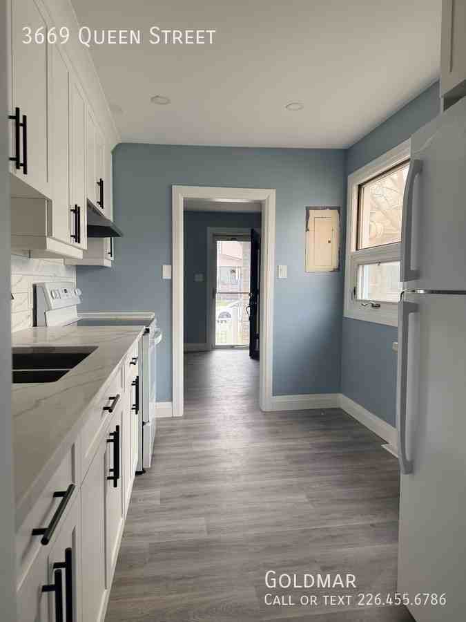 3669 Queen St - Photo 2 of 11