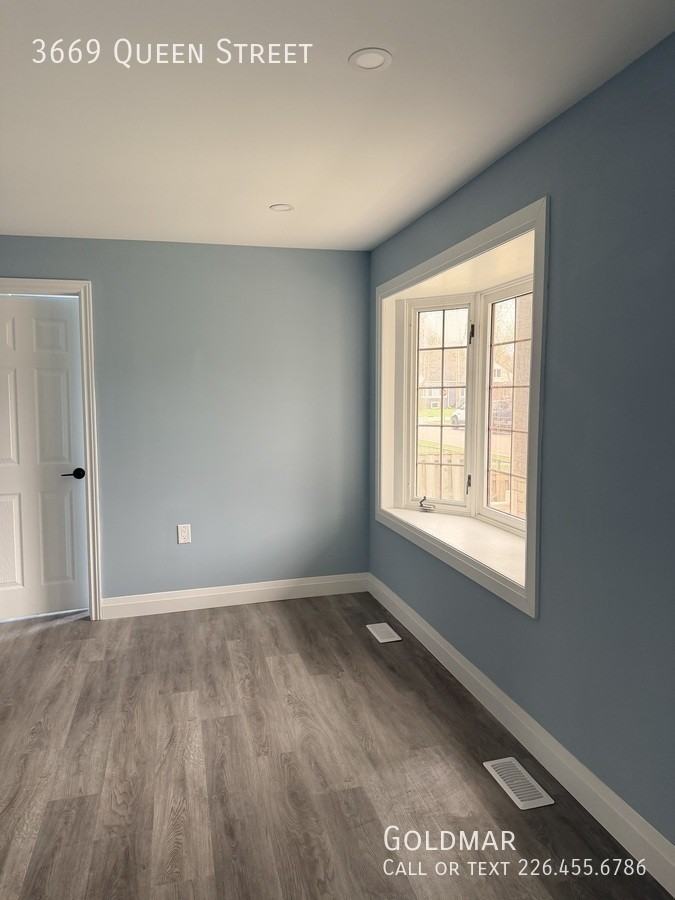 3669 Queen St - Photo 5 of 11