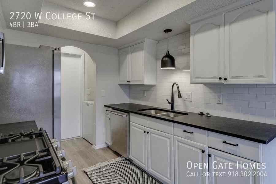 2720 W College St - Photo 2 of 31