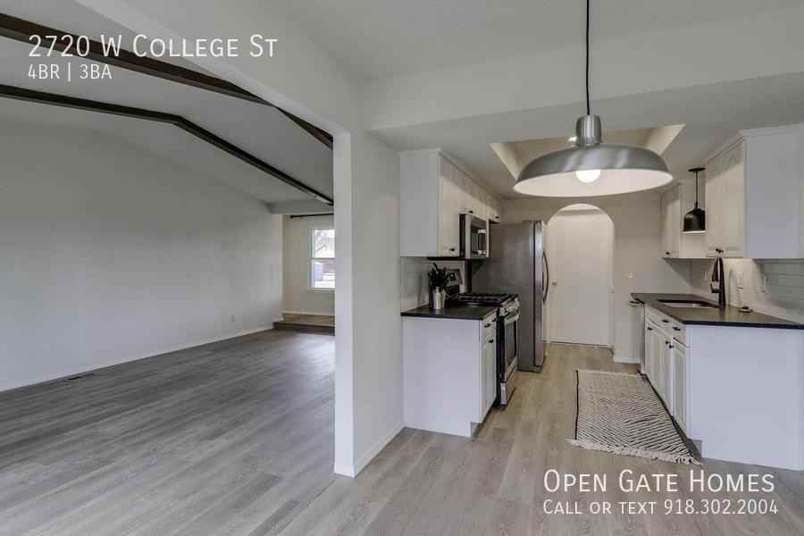 2720 W College St - Photo 4 of 31