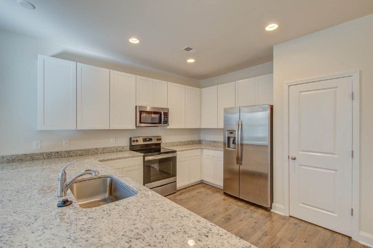 7821 Montview Rd - Photo 7 of 25