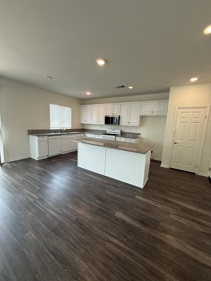 3039 E Arbor Ln - Photo 7 of 15