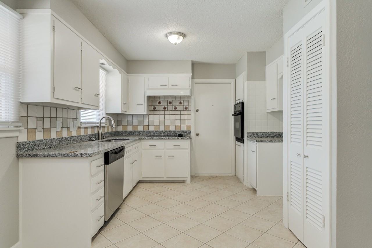 4916 46th St - Photo 4 of 31