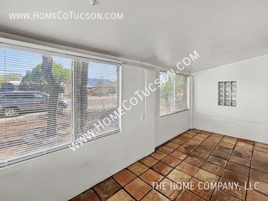 4564 E Seneca St - Photo 7 of 27