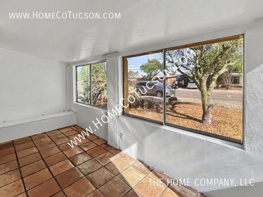 4566 E Seneca St - Photo 6 of 25