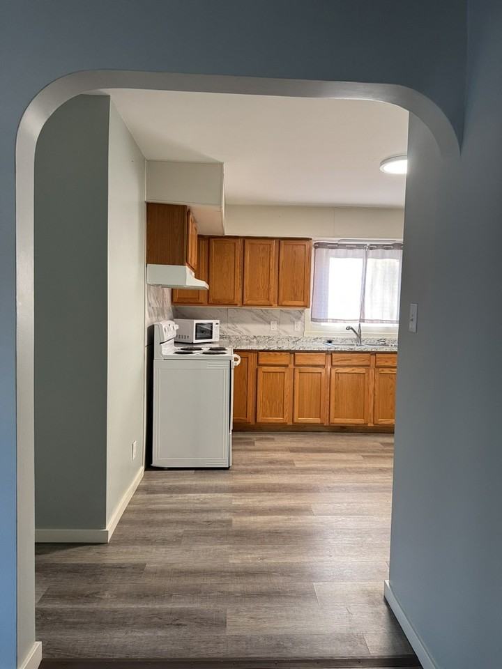 1019 Forrest Dr N - Photo 2 of 8