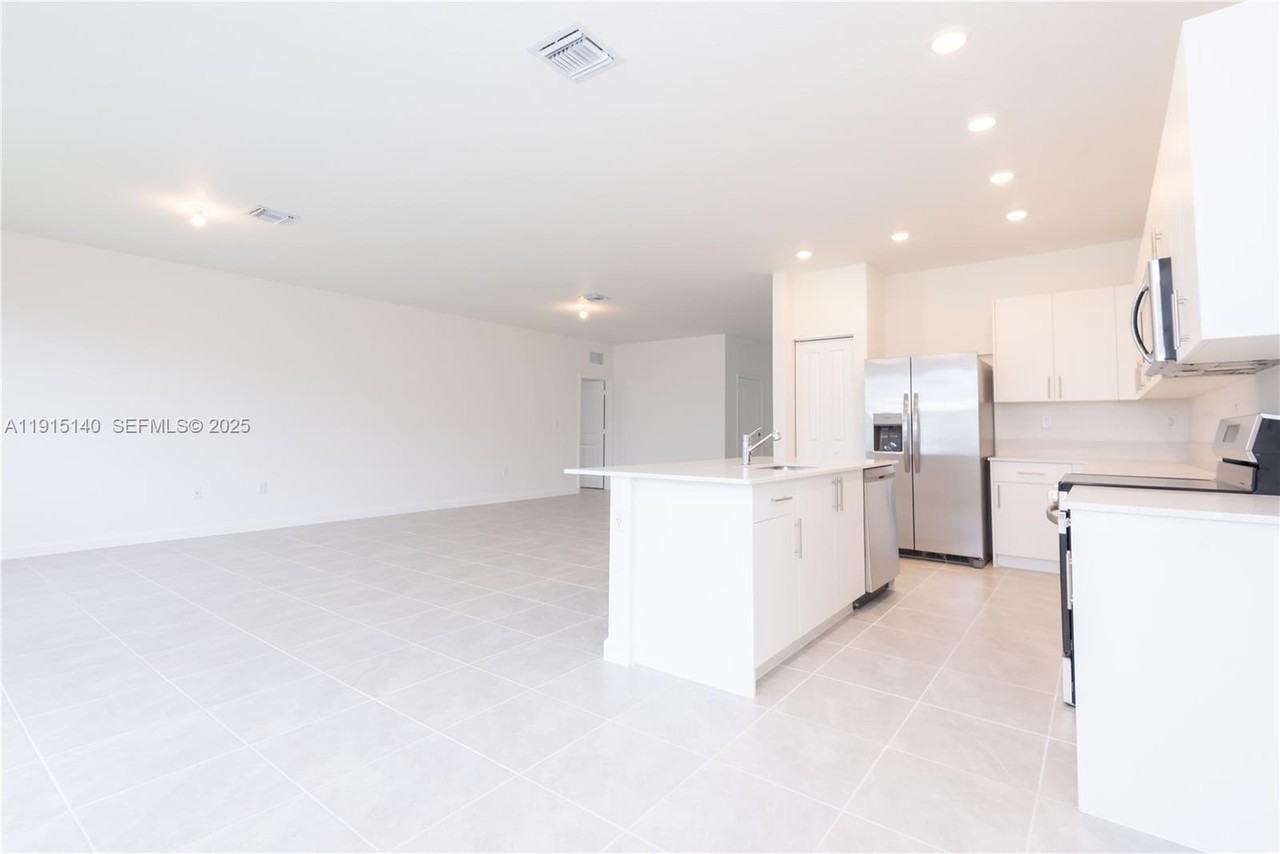 2636 SouthEast 8th Court - Photo 2 of 40
