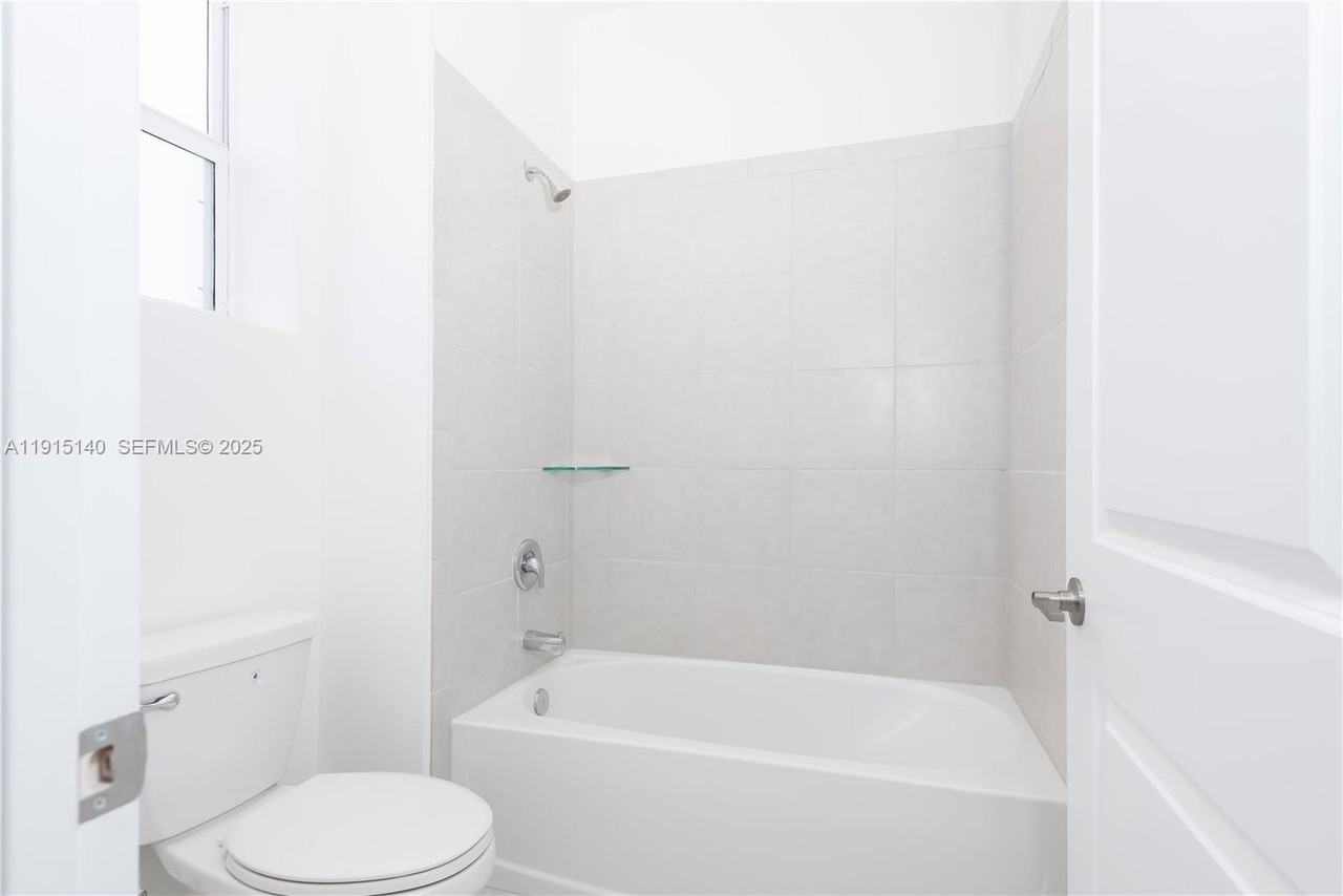 2636 SouthEast 8th Court - Photo 6 of 40