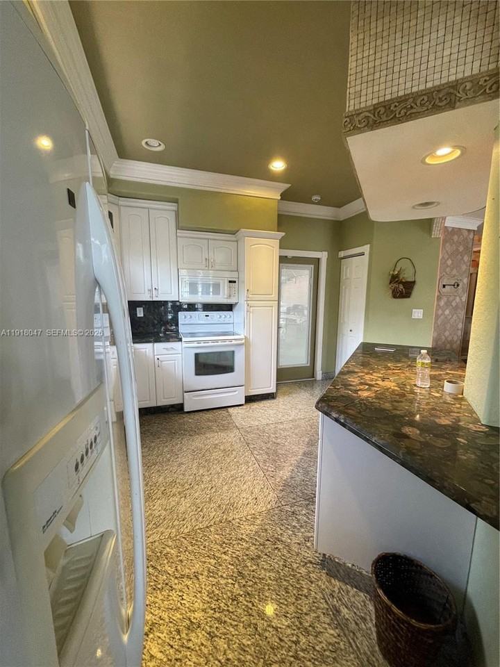 232 Southwest 7th Avenue #0 - Photo 4 of 20