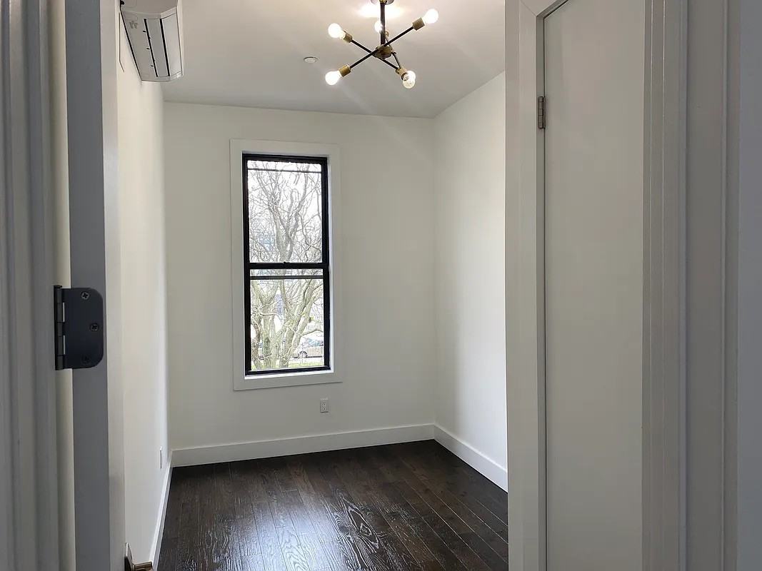 1114 Halsey St #3 - Photo 4 of 5