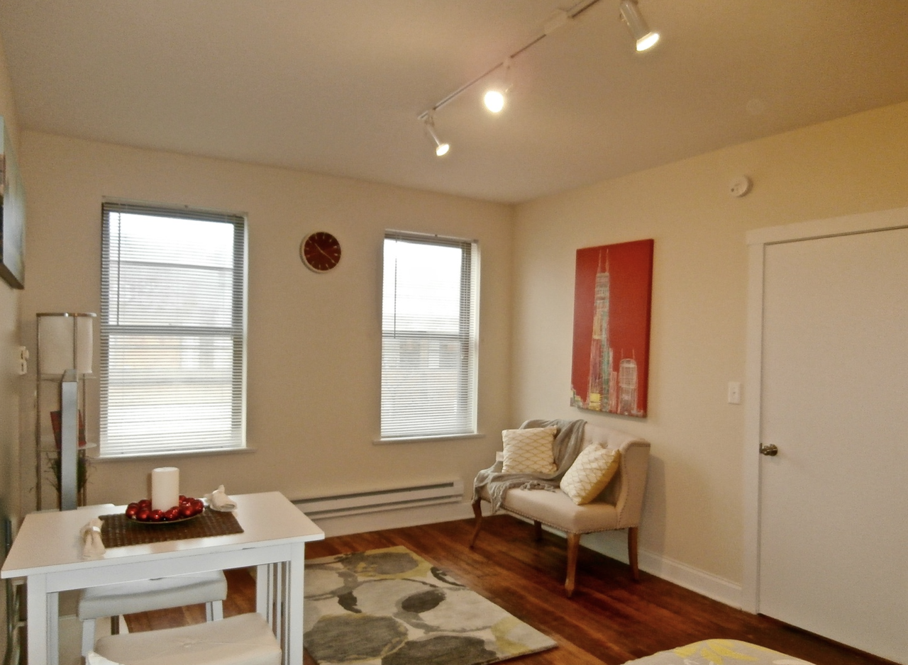 339 W Howard St #303 - Photo 2 of 10