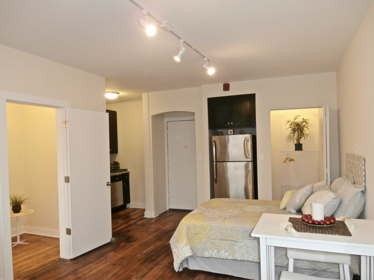 339 W Howard St #303 - Photo 3 of 10