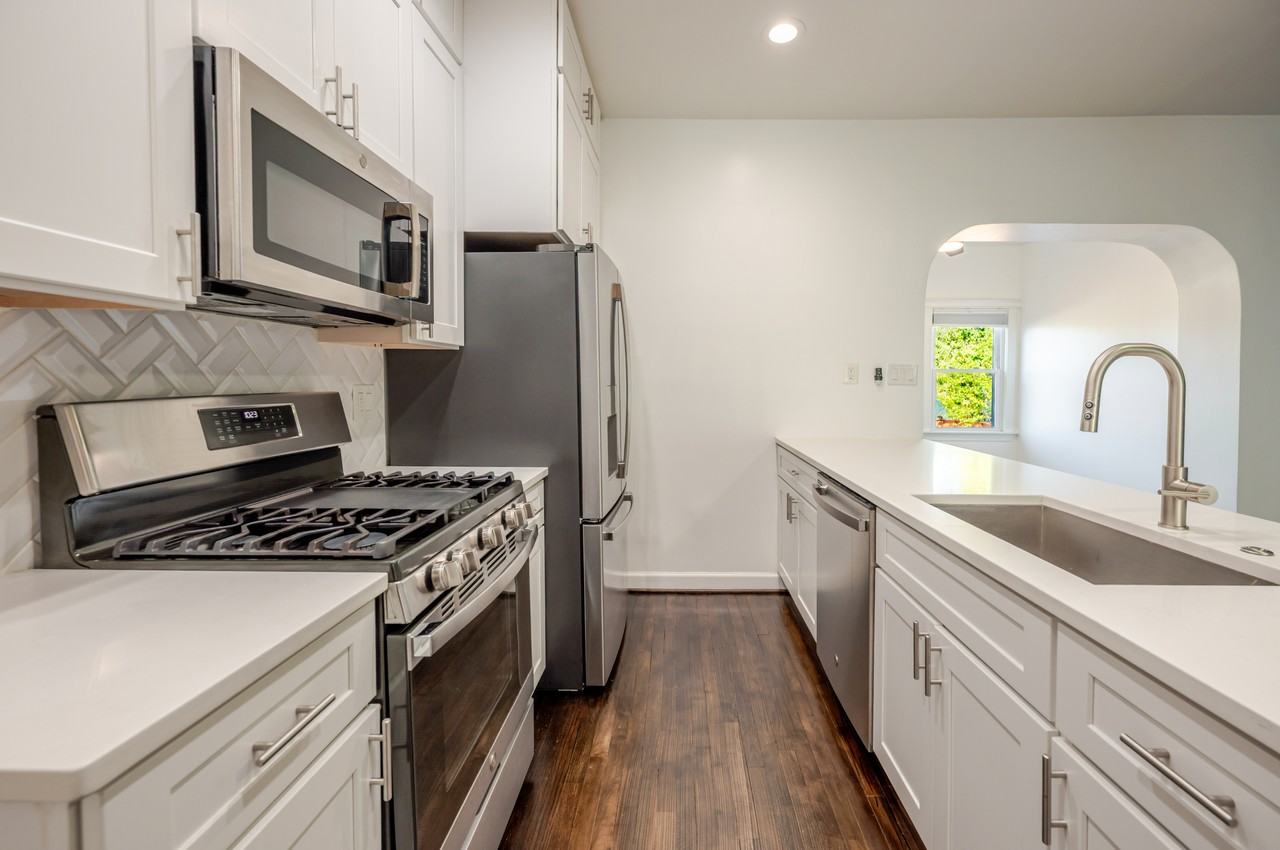 2726 10th St Ne - Photo 2 of 35