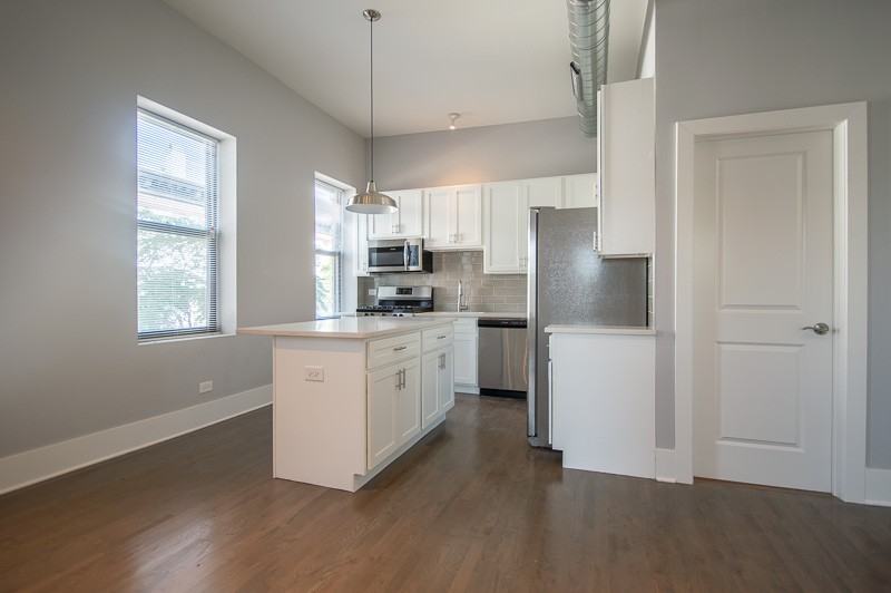 1044 W 18th St #3F - Photo 3 of 8