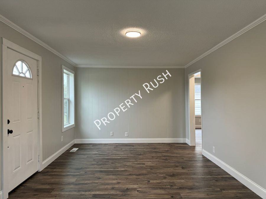 6618 Shallowford Rd - Photo 5 of 34