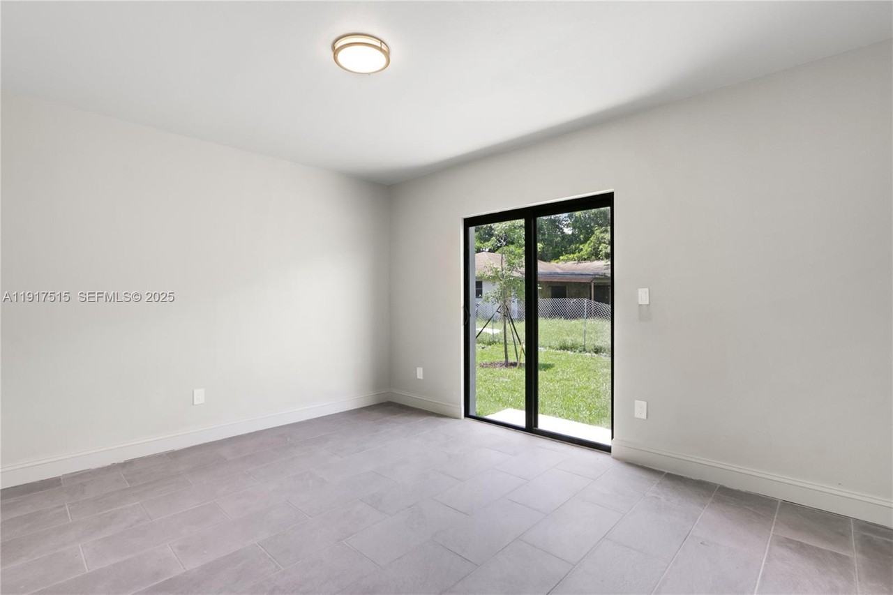981 Northwest 4th Avenue - Photo 2 of 12