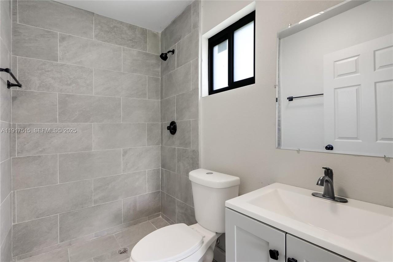 981 Northwest 4th Avenue - Photo 4 of 12