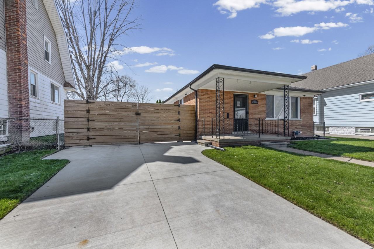 22055 Elmwood Ave - Photo 4 of 30