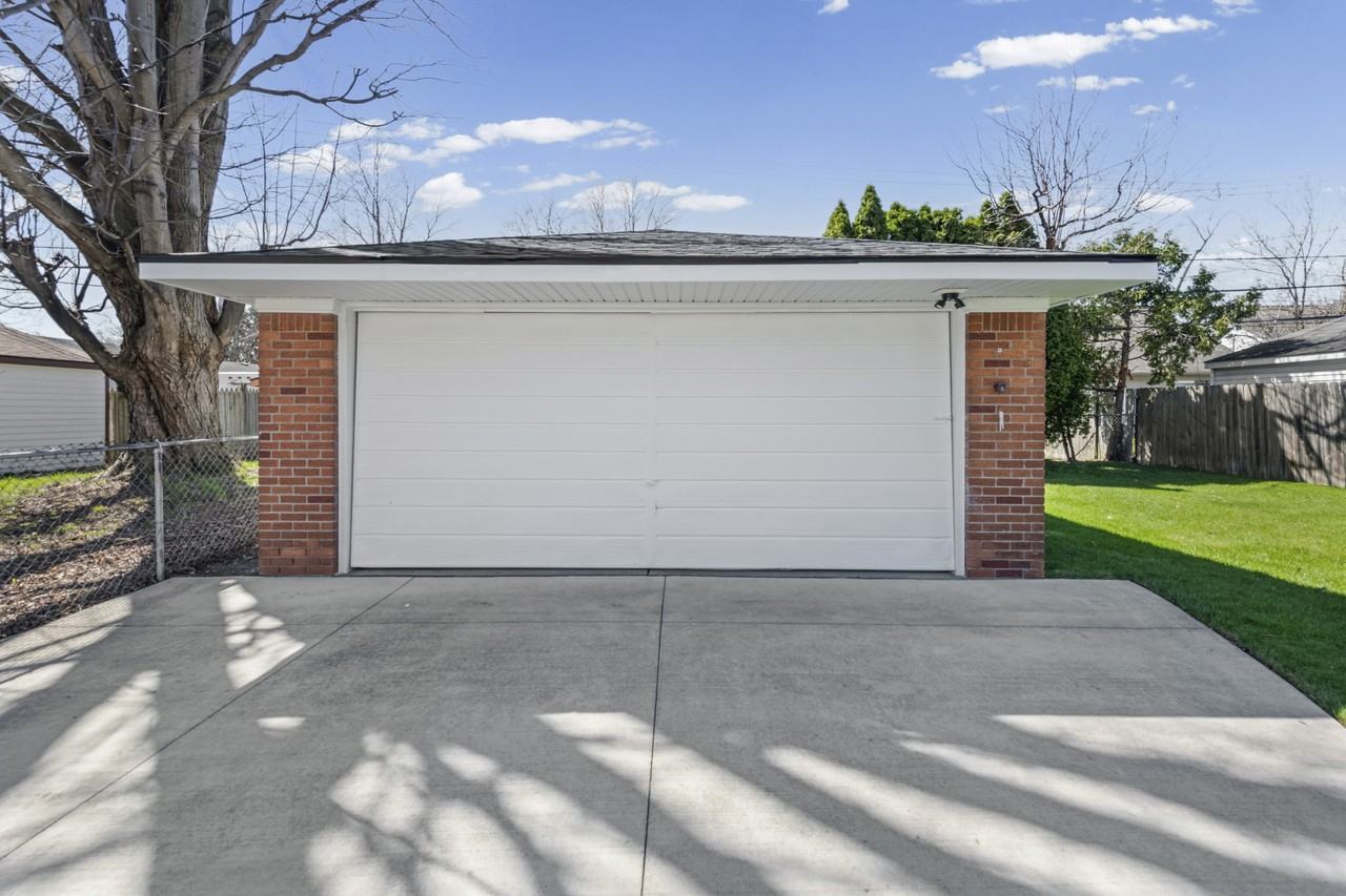 22055 Elmwood Ave - Photo 5 of 30