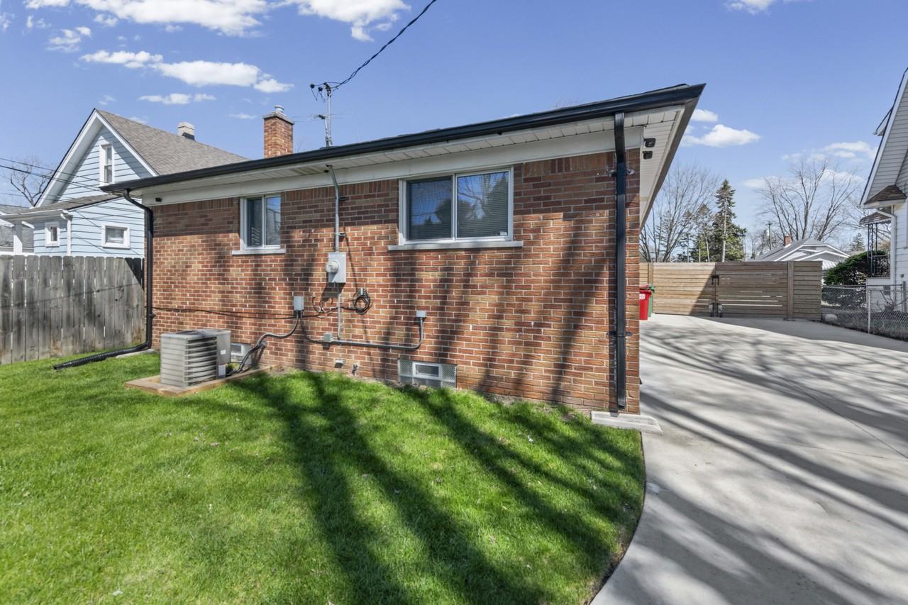 22055 Elmwood Ave - Photo 6 of 30