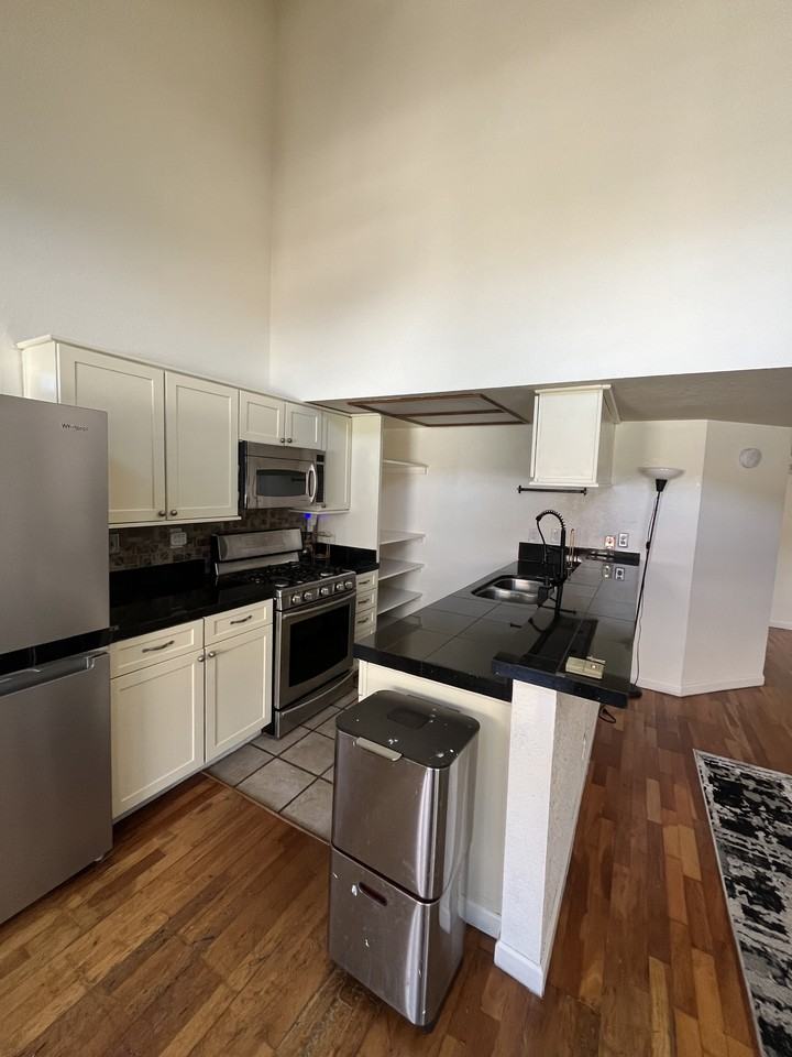 15946 Vanowen St #207