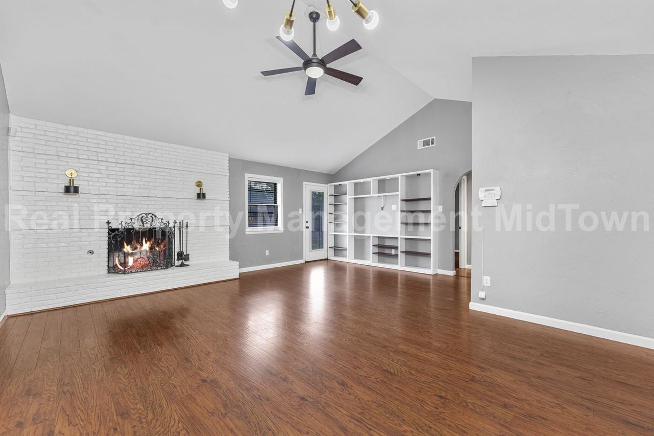 2907 Ashbury Dr - Photo 3 of 23