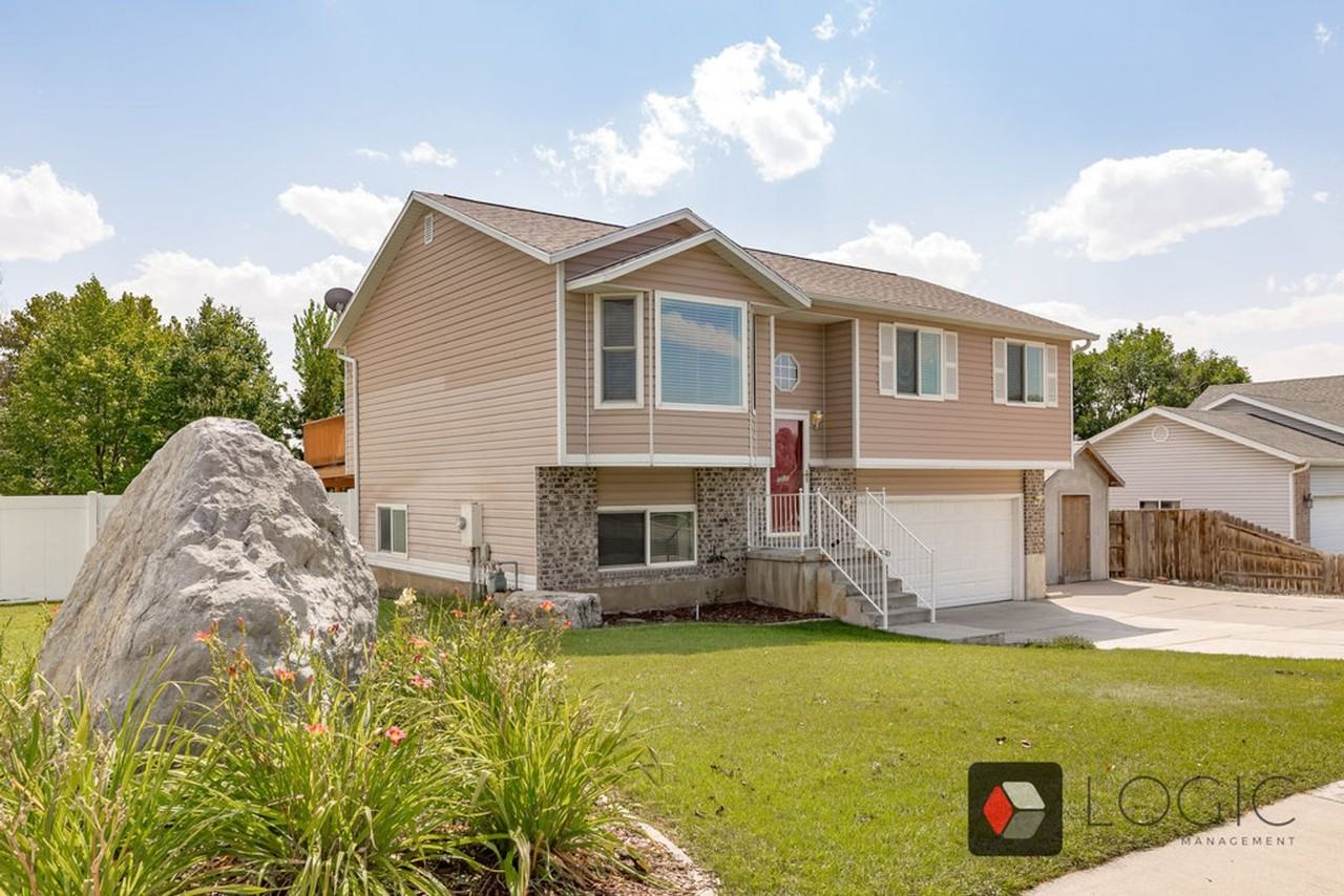 835 W 2400 N - Photo 2 of 19