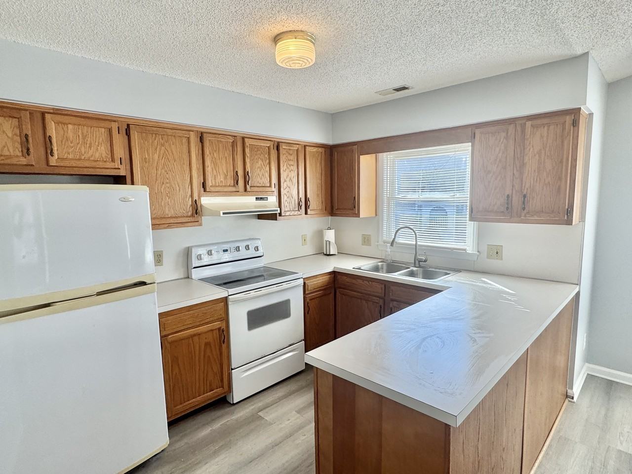 114 W Victoria Ct Apt D #D - Photo 4 of 14