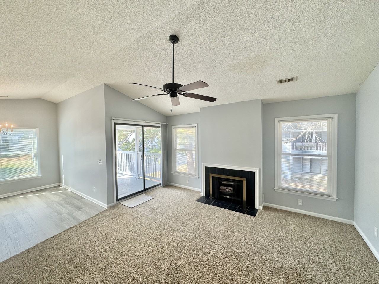 114 W Victoria Ct Apt D #D - Photo 7 of 14