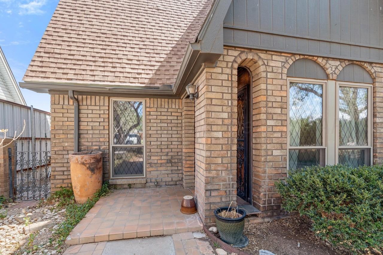 907 Broadmoor St - Photo 2 of 50