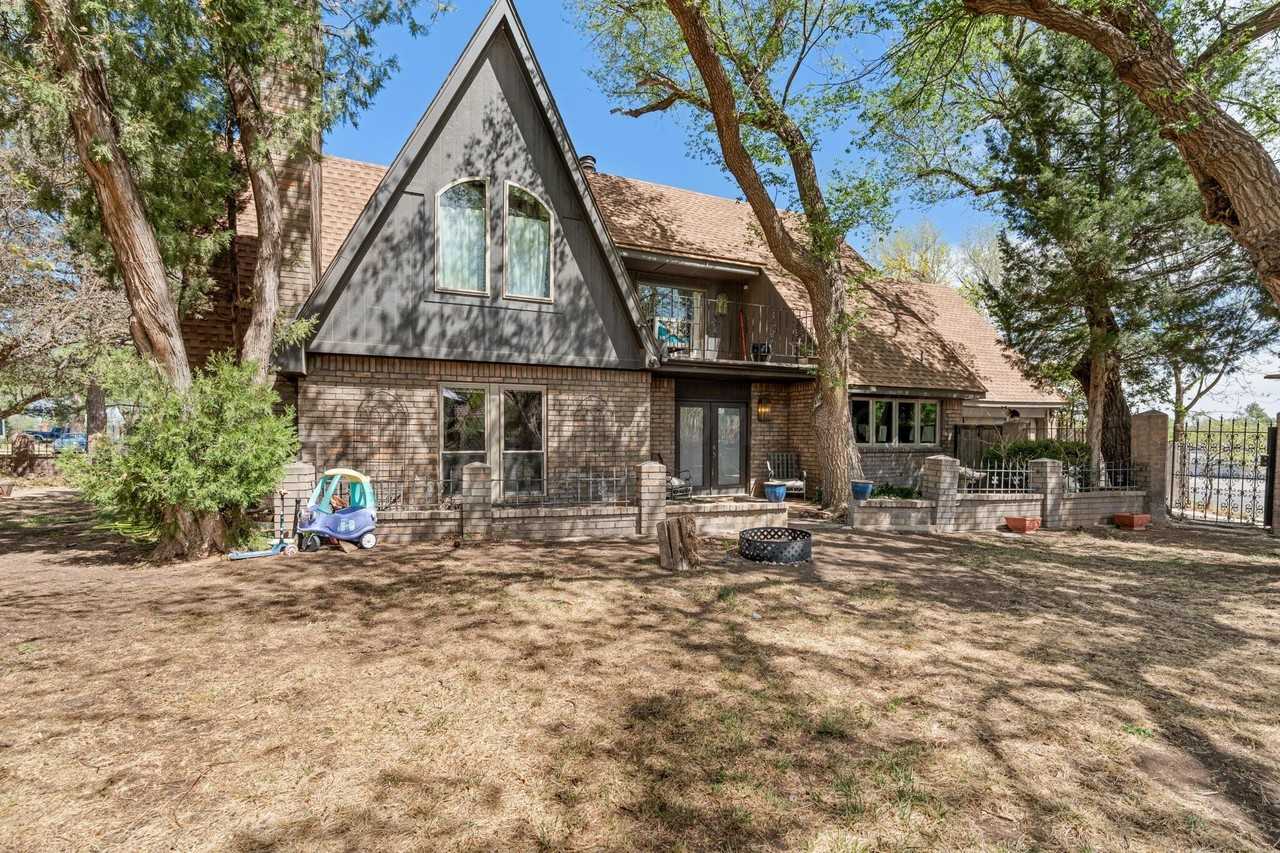 907 Broadmoor St - Photo 3 of 50