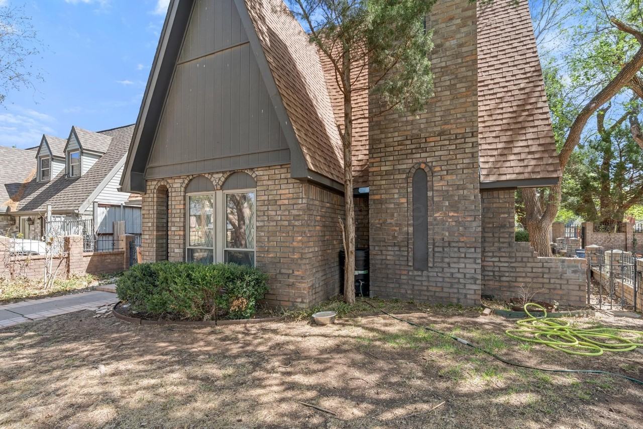 907 Broadmoor St - Photo 4 of 50