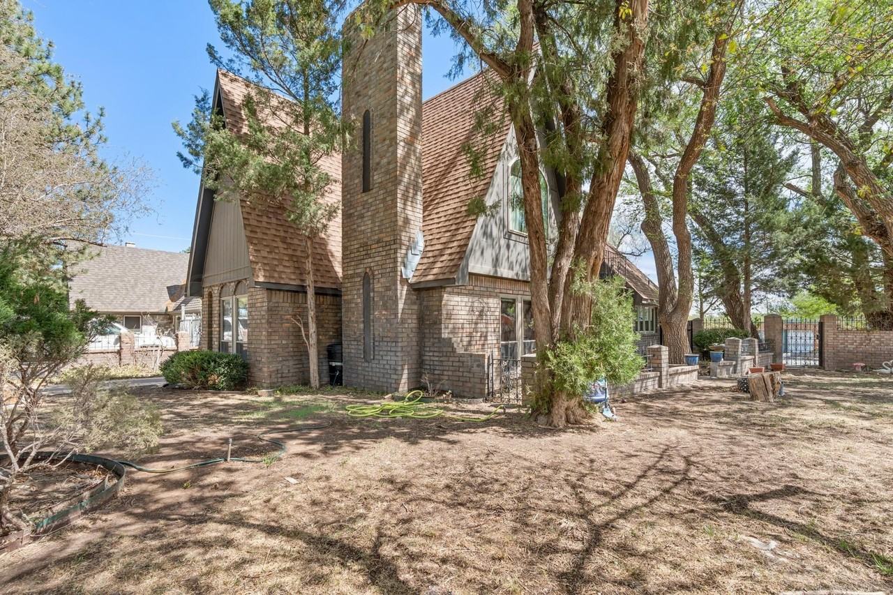 907 Broadmoor St - Photo 5 of 50