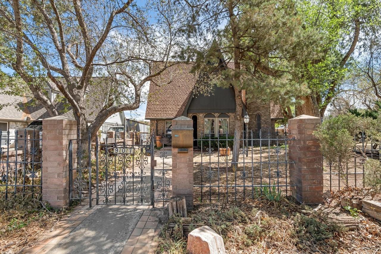 907 Broadmoor St - Photo 6 of 50