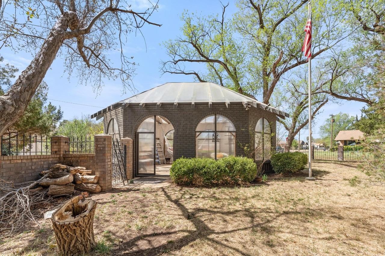 907 Broadmoor St - Photo 7 of 50