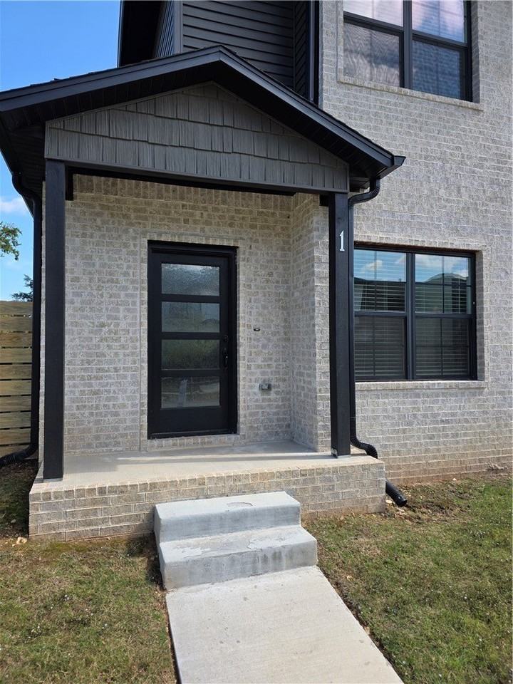 805 N Crater Ave #1 - Photo 3 of 19