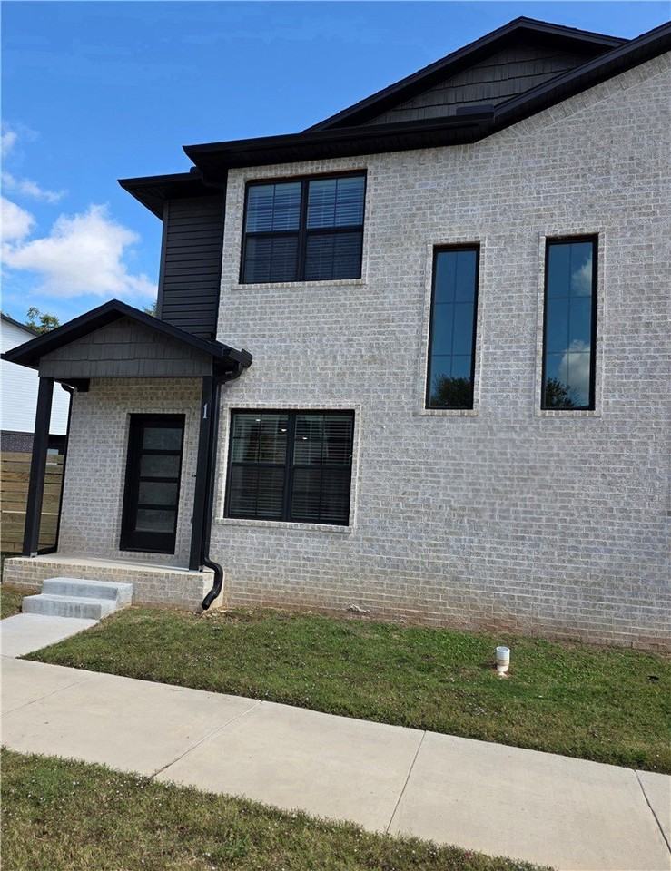 802 N Crater Ave #1 - Photo 2 of 19